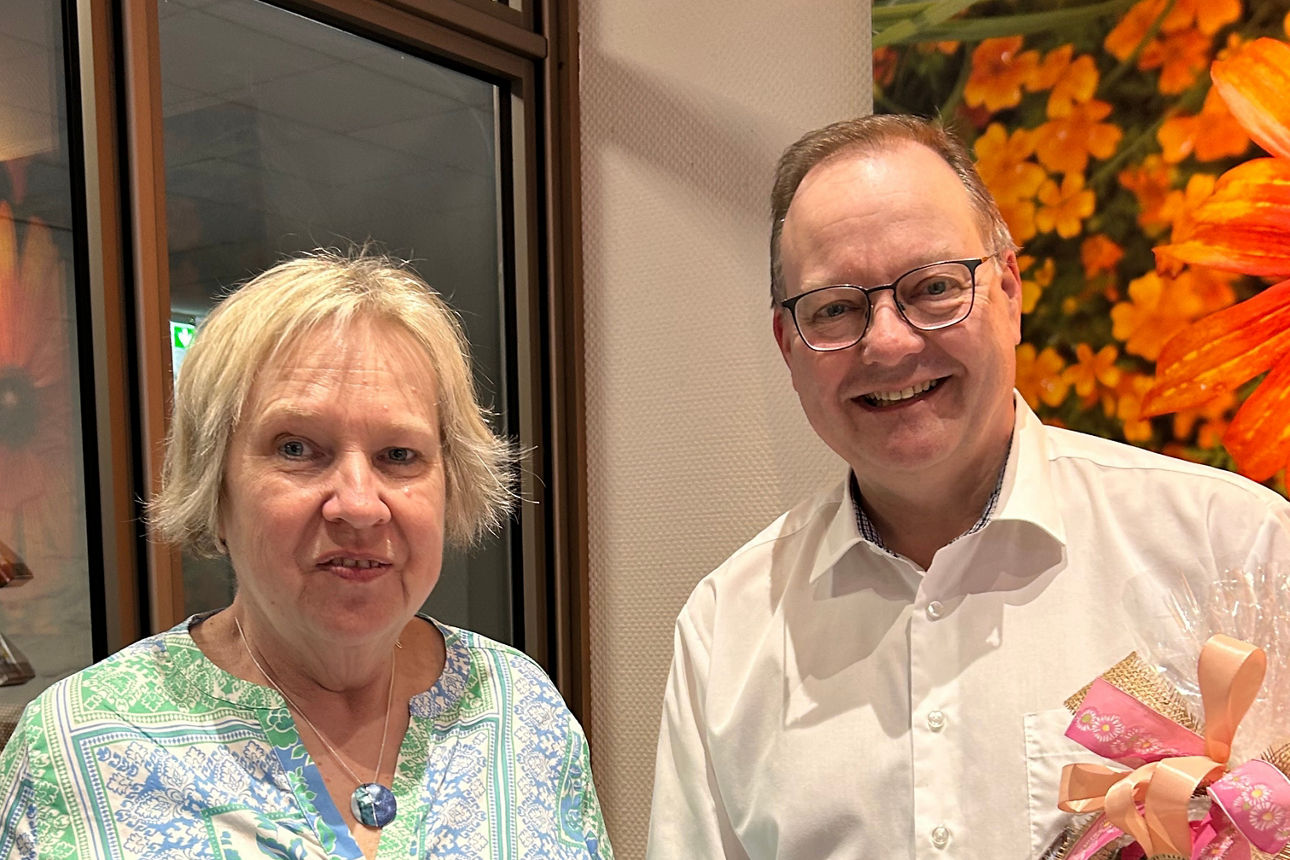 B. Schubert und S. Tremmel bei der Gewinnübergabe