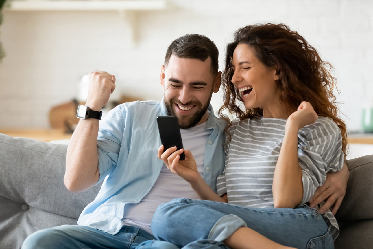 Zwei Gewinnsparer am Smartphone