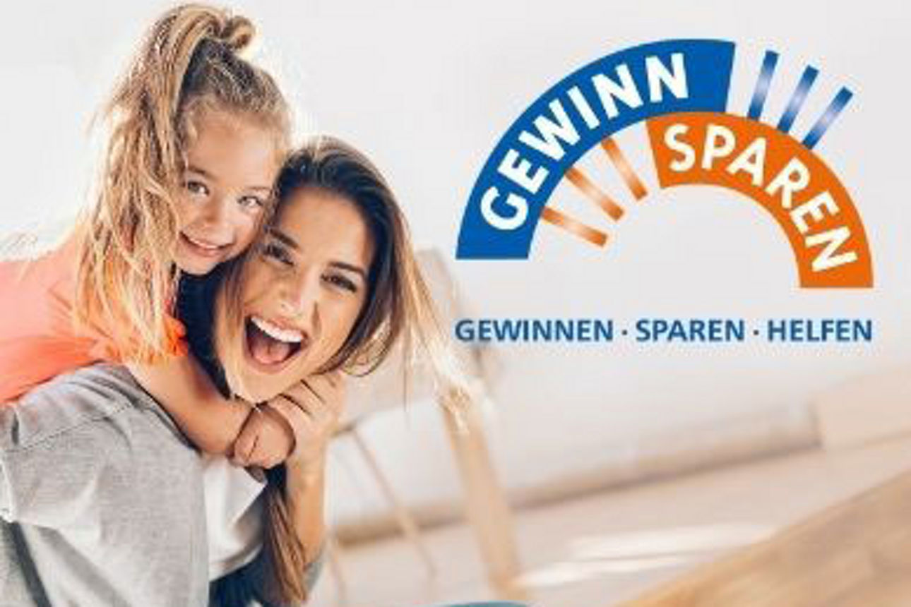Mutter lacht mir ihrem Kind