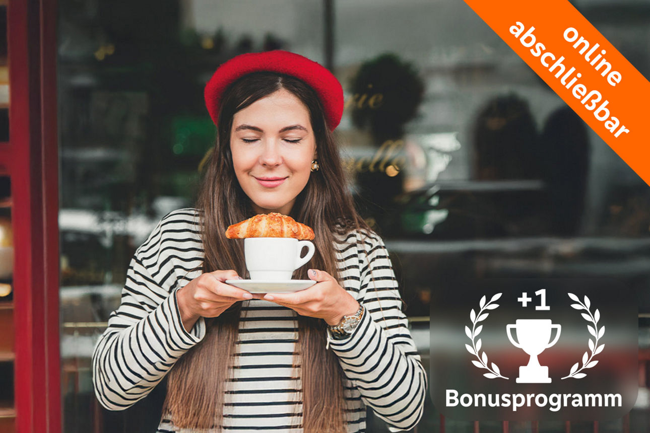 Frau mit Kaffee und Croissant