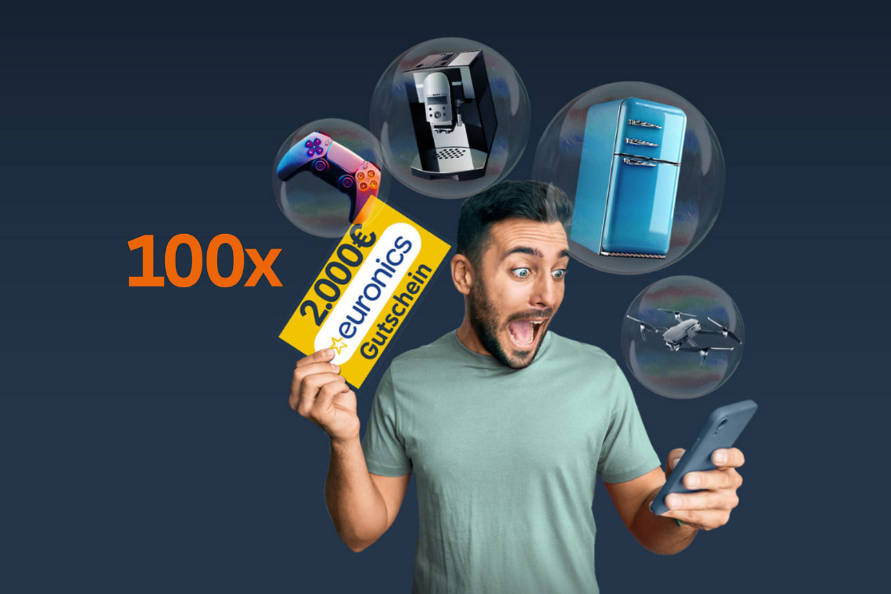 Junger Mann hält gelben Gutschein mit Aufschrift " 100 x 2000 Euro Euronics" und bunte Spielkonsole in der Hand rechts