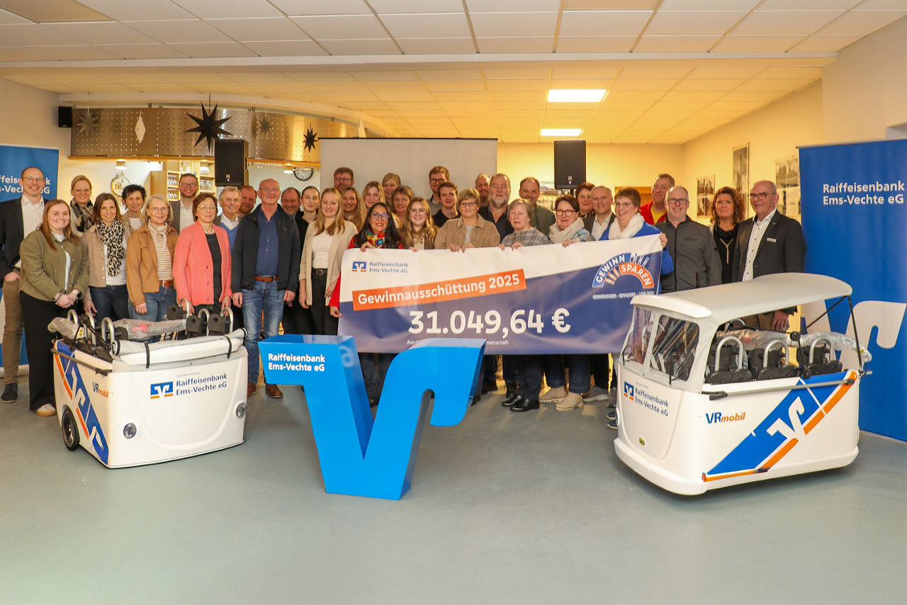 Gruppe von Menschen die einen großen Scheck mit der Summe 31.049,64 Euro hochhalten