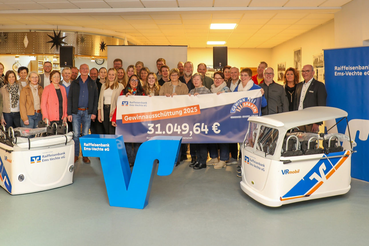 Gruppe von Menschen die einen großen Scheck mit der Summe 31.049,64 Euro hochhalten