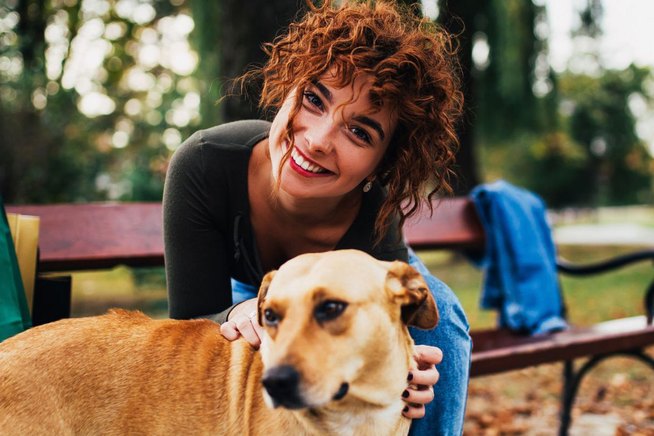 Frau mit Hund im Park