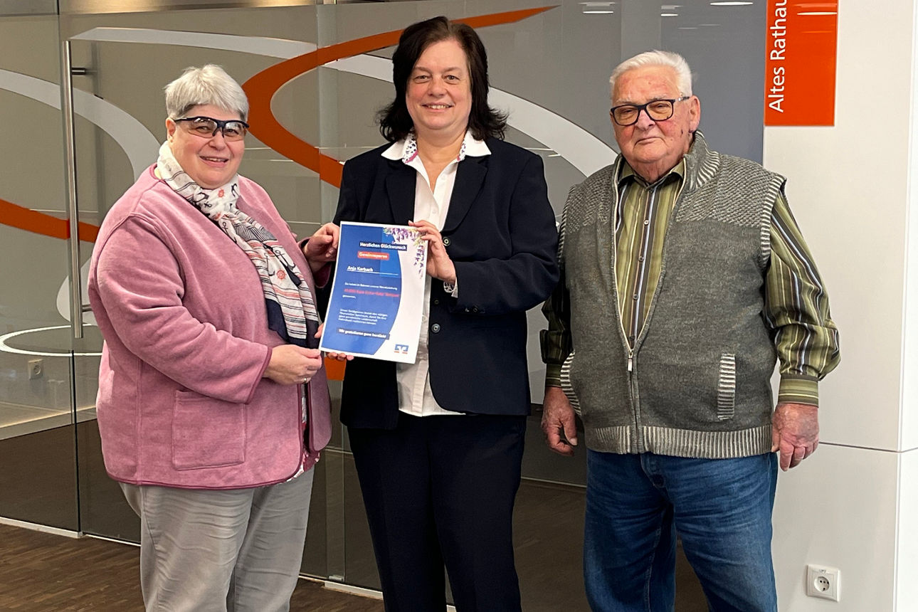 Gewinner Anja Karbach (links) und Siegfried Görsch mit ihrer Vermögensbetreuerin Irmhild Michel (Mitte) der PrivatBank.