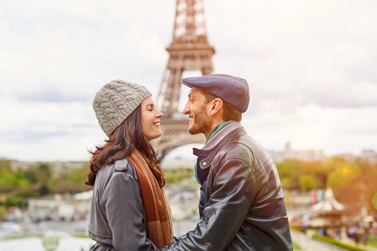 Paar steht vor dem Eifelturm und schaut sich an