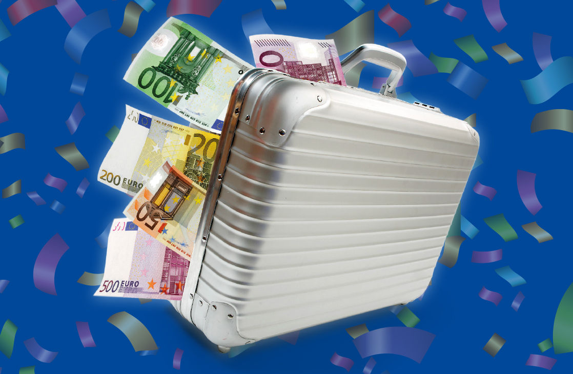 Silberner Koffer mit Geld auf einem blauen Hintergrund