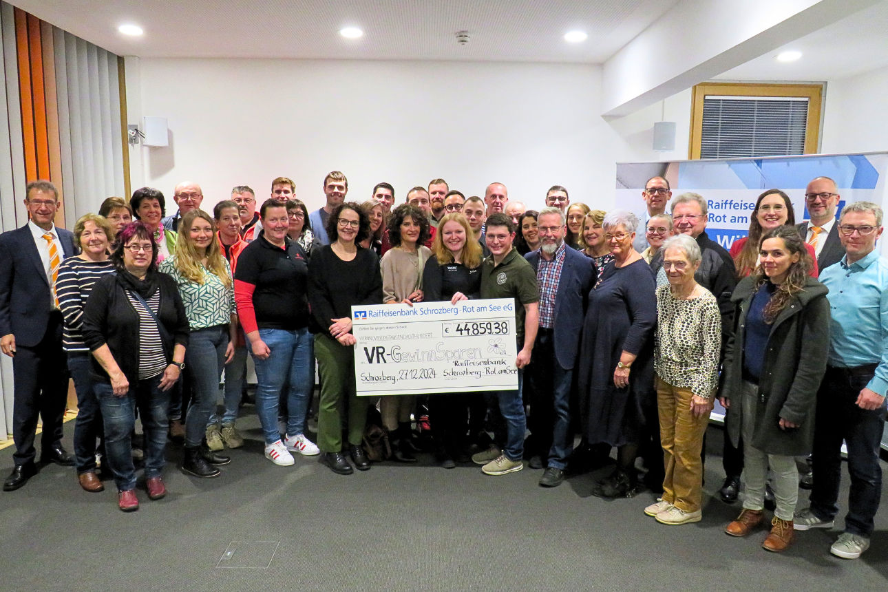 Symbolische Übergabe des Spendenschecks aus dem Gewinnsparen an die Spendenempfänger