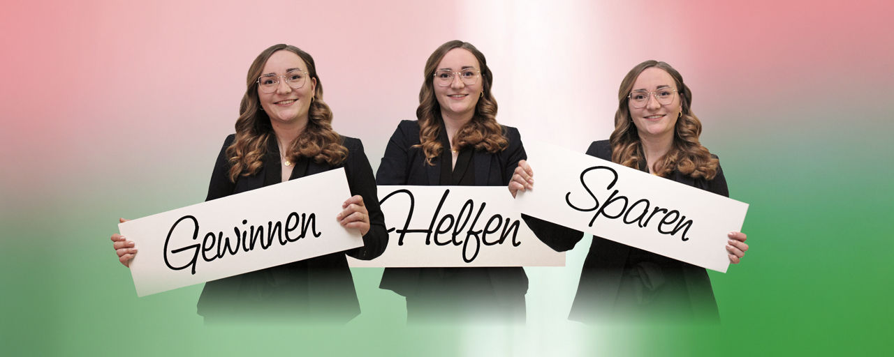 Lachende Frau im Hosenanzug vor grün-rosa Hintergrund mit drei Schildern: „Sparen“, „Helfen“, „Gewinnen“.