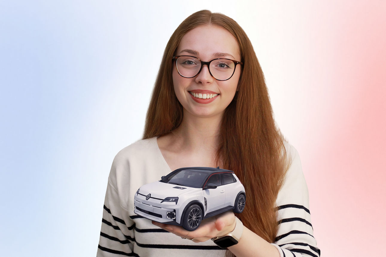 Junge Frau hält ein fiktives Auto