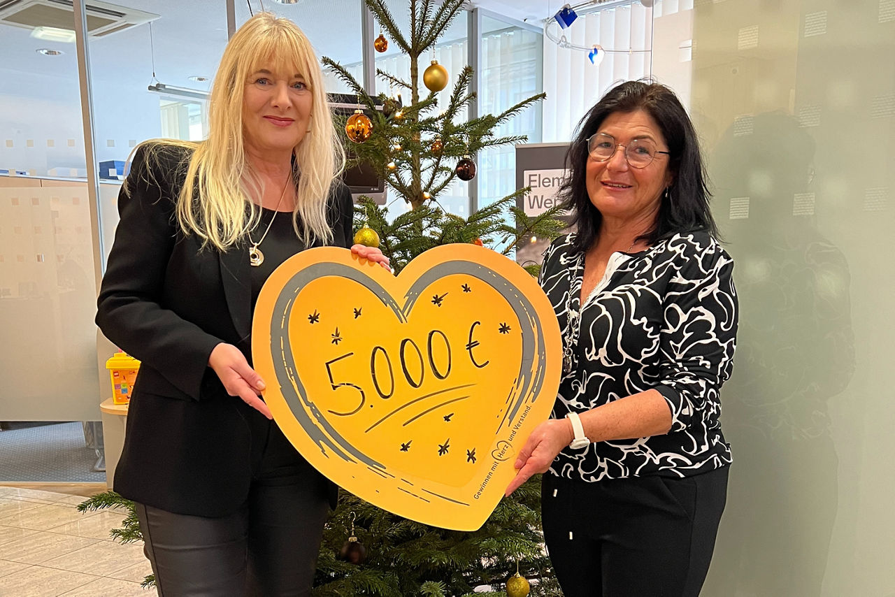 Ursula Seider mit Beraterin Elvira Brandl bei der Preisübeargabe