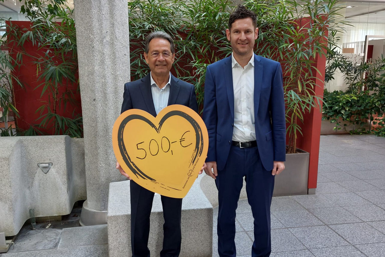 Auch Domenico Sposito (links) aus Isen und sein Berater Georg Neumeier freuten sich über 500 Euro Gewinn.