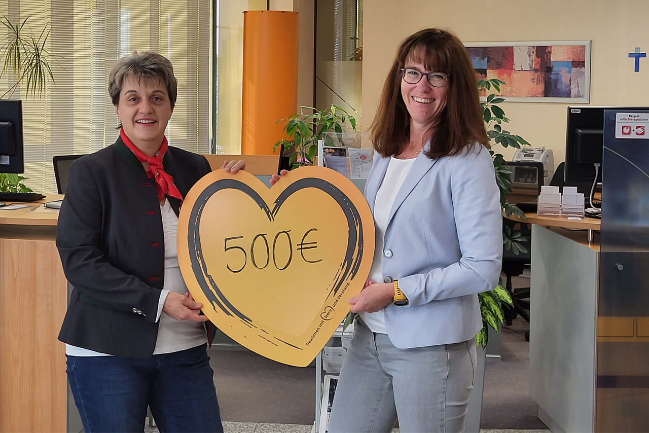 Maria Bösl-Hacker (links) aus Anzing gewann 500 Euro und lächelte gemeinsam mit ihrer Beraterin Susanne König um die Wette.