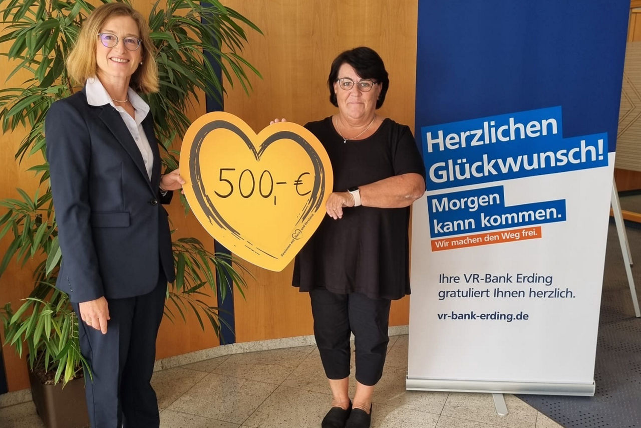 Klaudia Held aus Erding (rechts) war bei der Preisübergabe mit Beraterin Hedi Englhardt sichtlich erfreut über ihren Gewinn.