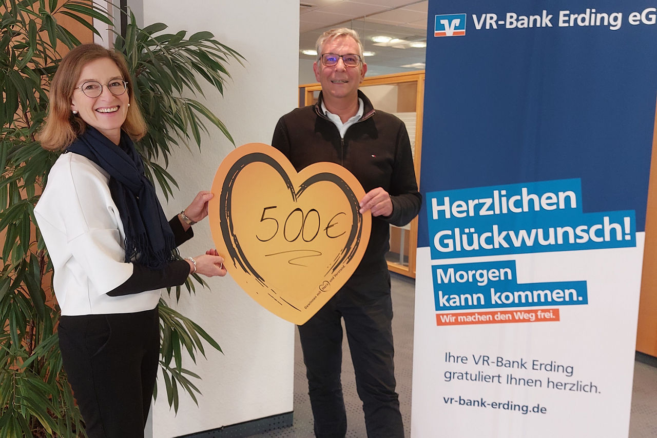 Sascha Hübner aus Neuching (rechts) teilte mit Beraterin Hedi Englhart die Freude über den Gewinn von 500 Euro.