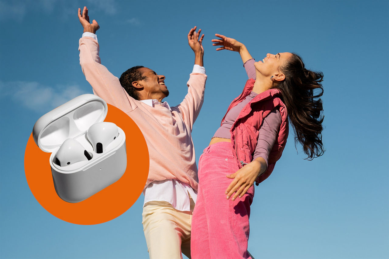 Zwei tanzende Menschen mit blauem Himmel im Hintergrund und ein orangenener Störer mit den Apple AirPods Pro 2