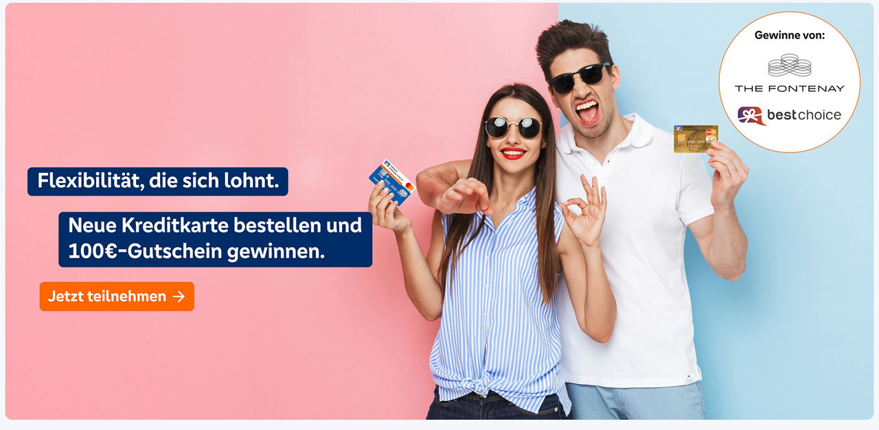 Zwei Personen mit Sonnenbrille halten Kreditkarten in der Hand