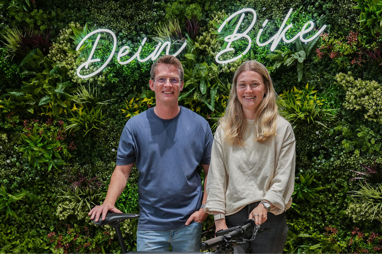 Frau Und Mann mit Fahrrad in der Hand