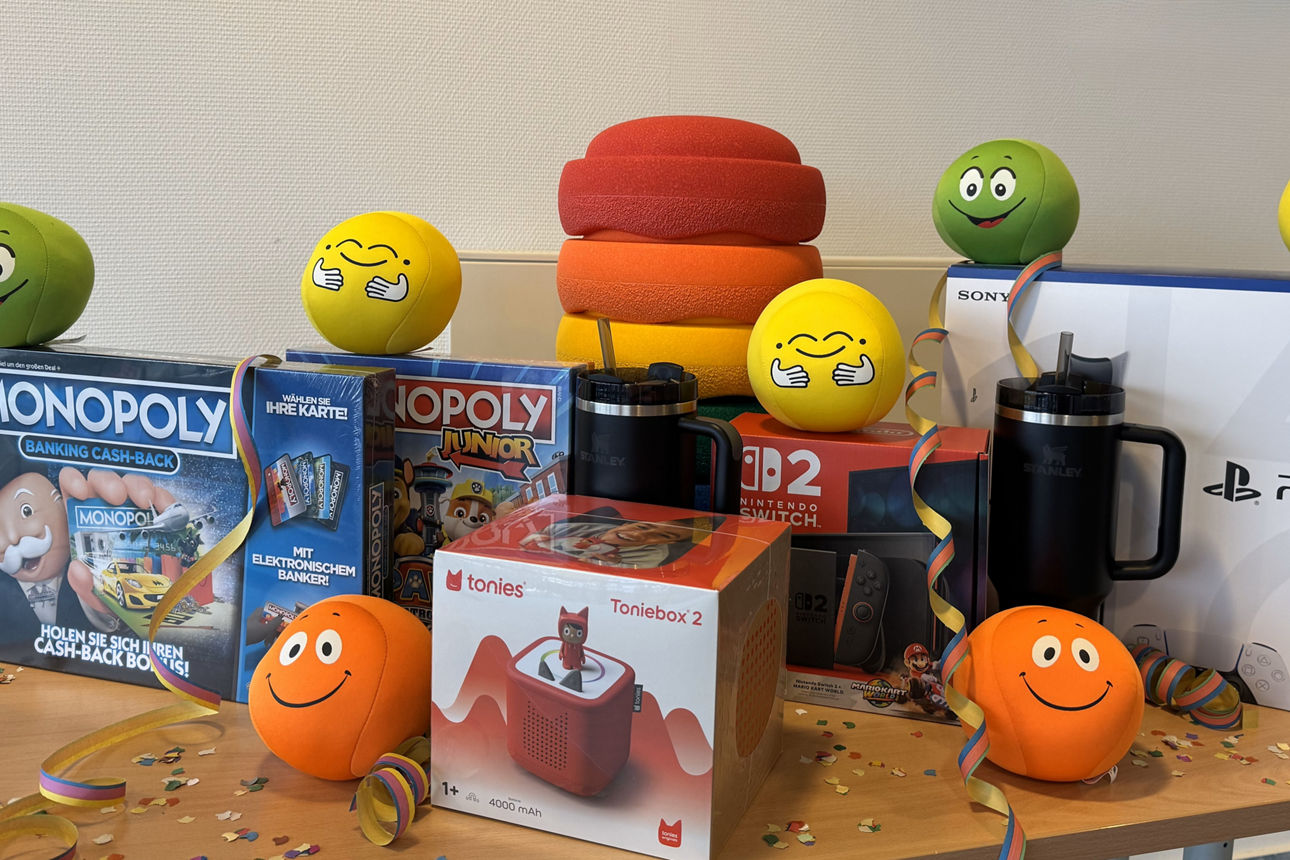 Gewinne des Gewinnspiels aufgebaut: Stapelsteine, Stanley Cup, Monopoly Spiele etc.