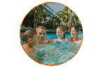 Poollandschaft mit Palmen