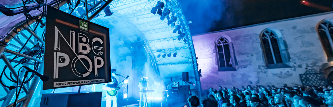 Eine Bühne mit Publikum bei einem Live-Konzert