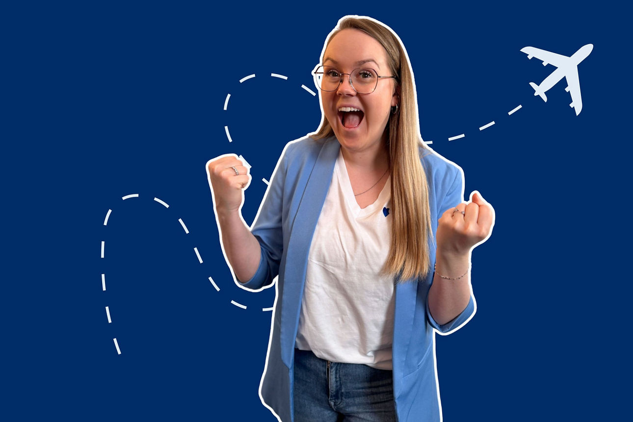Junge Frau freut sich und lacht