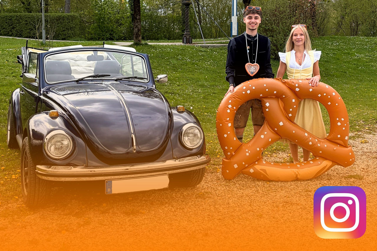 Zwei junge Menschen stehen neben einem Auto.