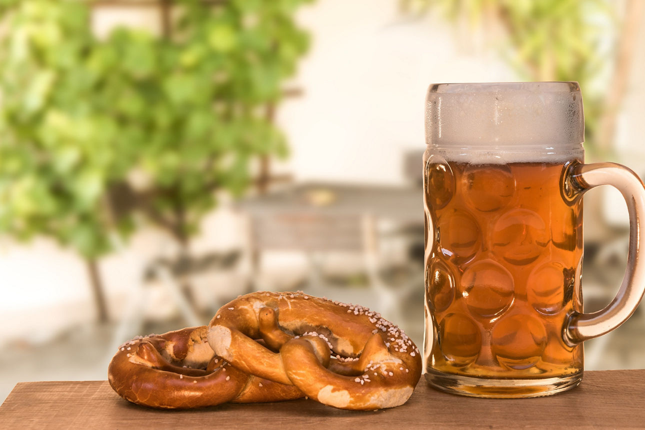 Ein Bier im Krug und eine Brezel für das Bierfest
