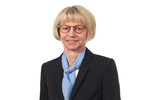 Freundlich lächelnde Frau im Anzug, unsere Geschäftsstellenleiterin Flurstraße Claudia Giglberger