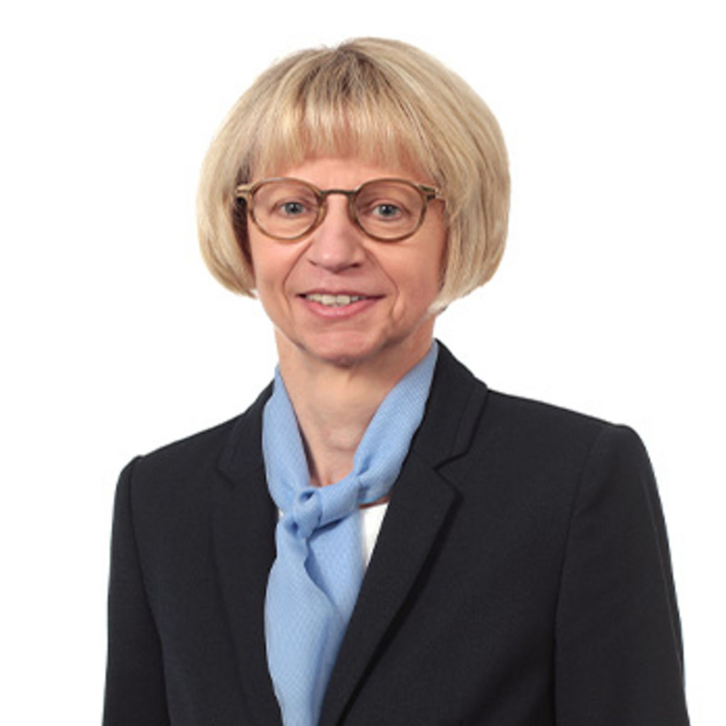 Freundlich lächelnde Frau im Anzug, unsere Geschäftsstellenleiterin Flurstraße Claudia Giglberger