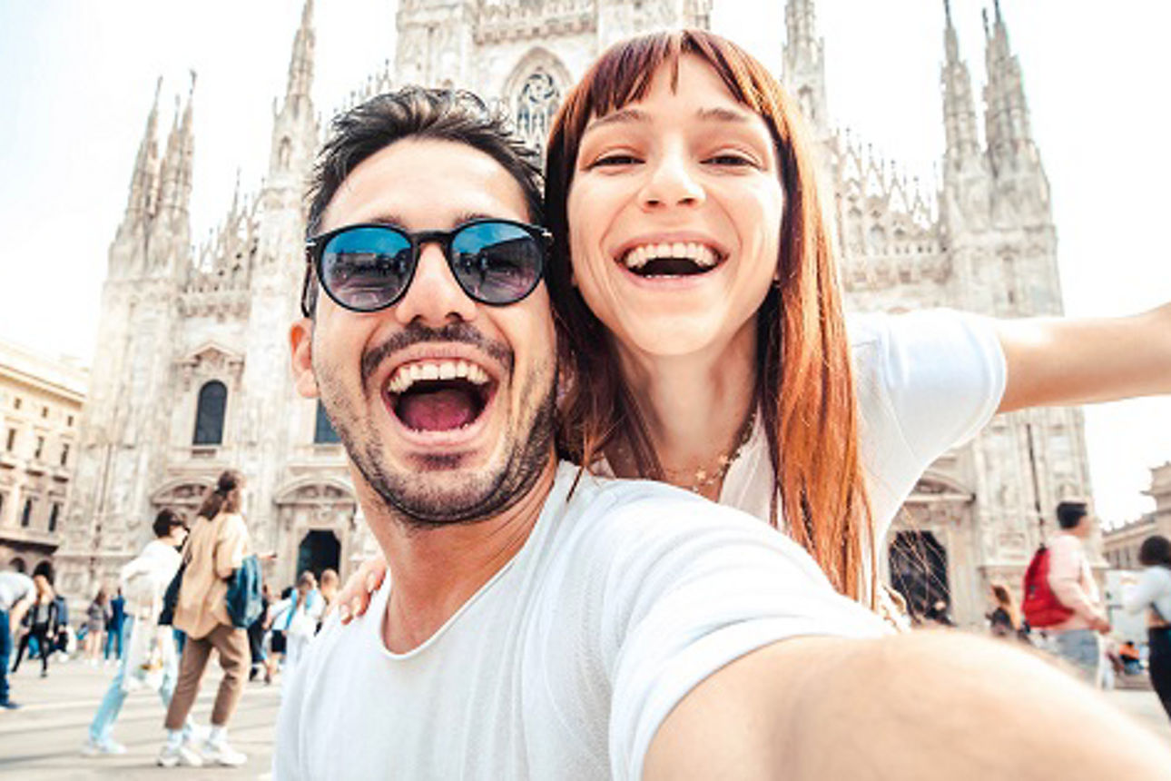 Junges Pärchen im Urlaub