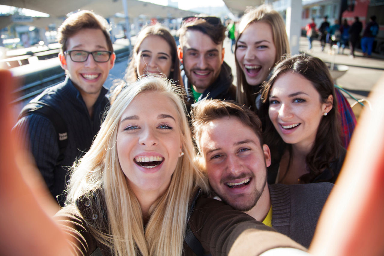 Eine Gruppe von jungen Menschen macht sein Selfie