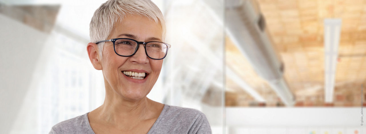 Lachende Frau mit Freunden