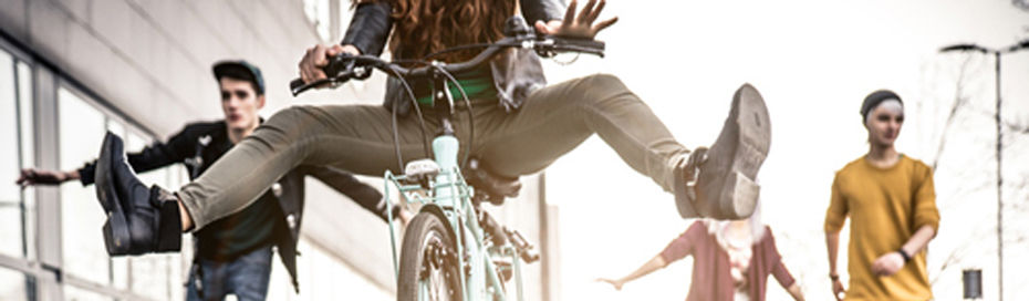 Junge Leute auf der Straße mit Rollerblades und Fahrrad