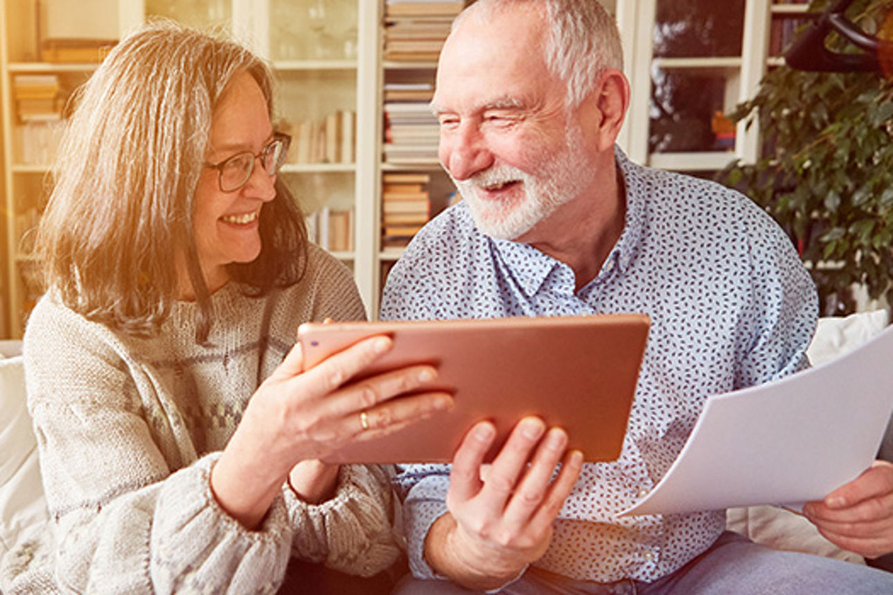 Ein älteres Ehepaar am Tablet