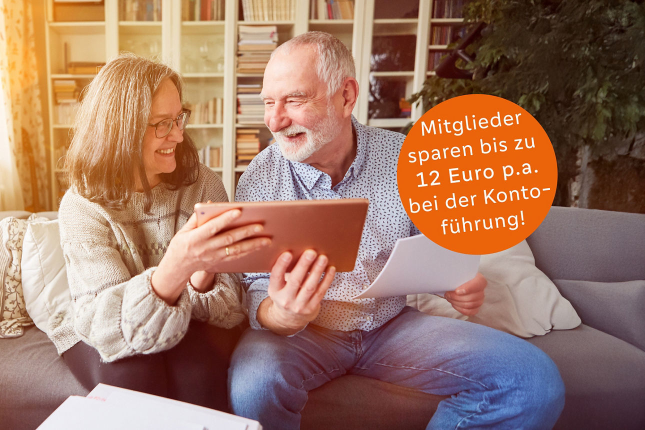 Lachende Frau mit Freunden