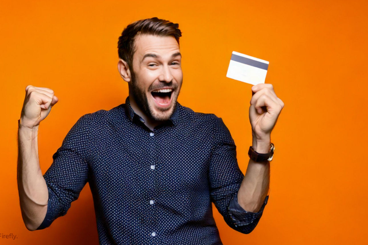 Ein Mann steht vor einem orangenen Hintergrund, hält eine Karte in der Hand und freut sich
