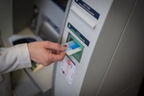 Bankarte wird in den Bankautomaten gesteckt 