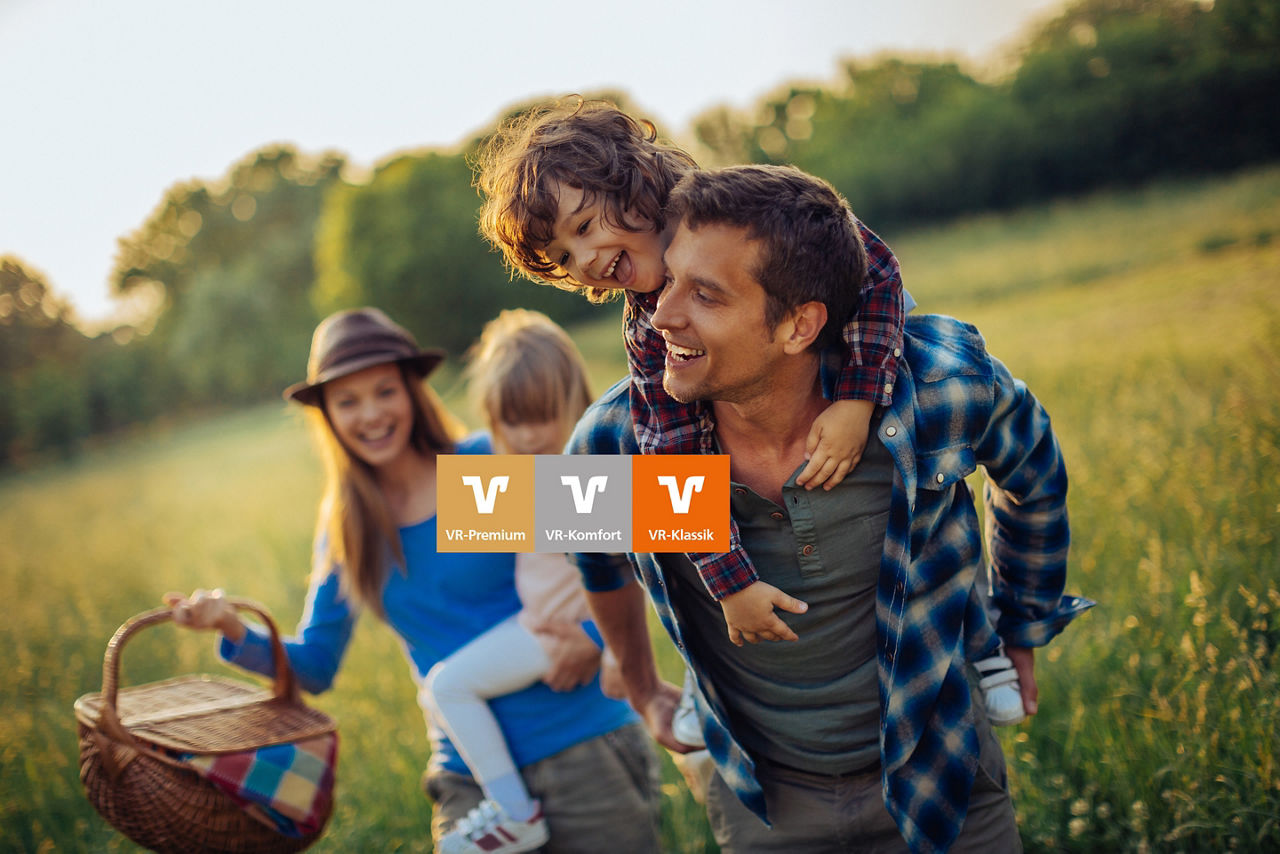 Bild einer jungen Familie, die ein Picknick macht, zusammen spazieren geht und mit der Sonne im Rücken hohes Gras wirft.