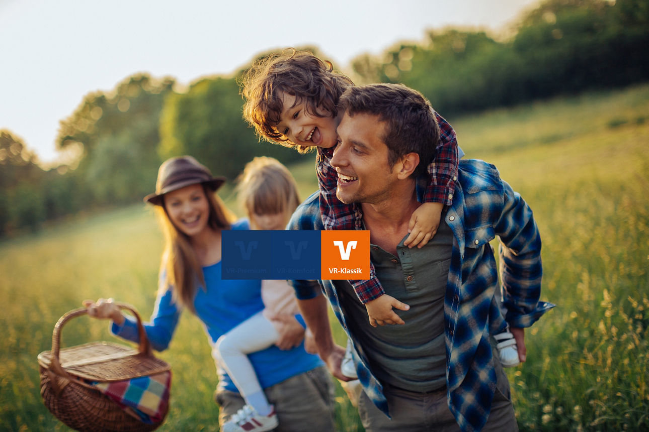 Bild einer jungen Familie, die ein Picknick macht, zusammen spazieren geht und mit der Sonne im Rücken hohes Gras wirft.