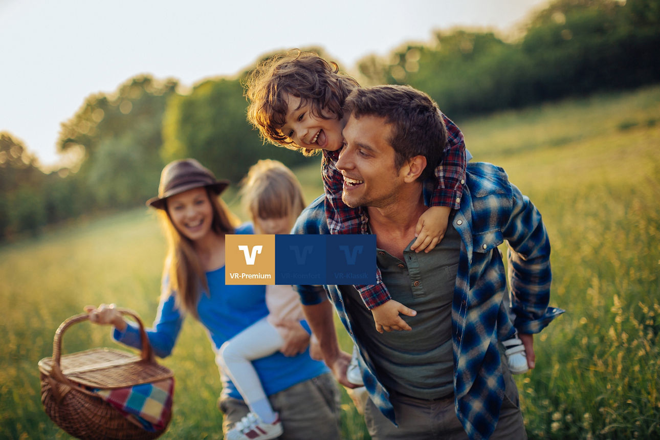 Bild einer jungen Familie, die ein Picknick macht, zusammen spazieren geht und mit der Sonne im Rücken hohes Gras wirft.