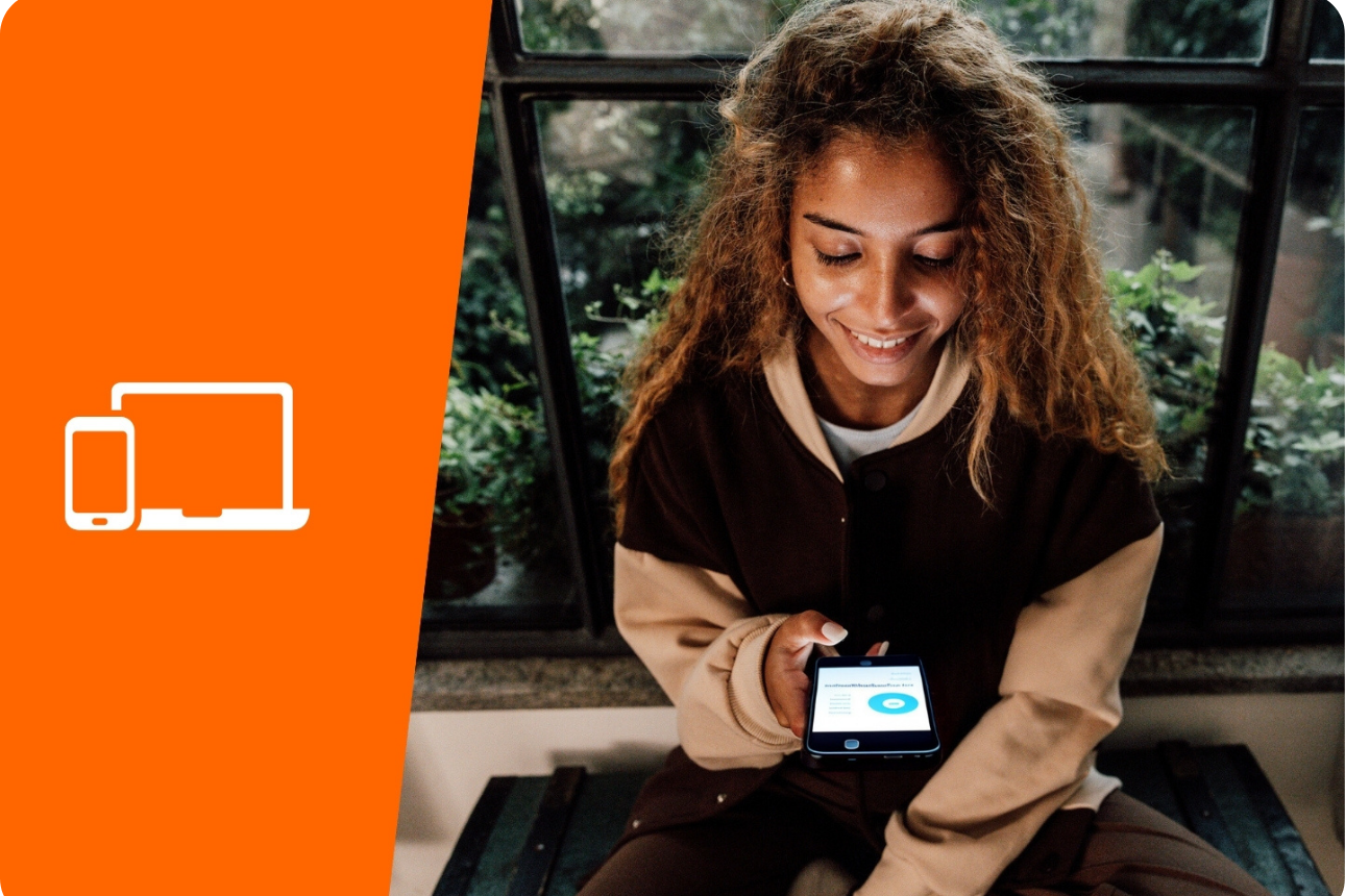 Junge Frau nutzt Smartphone, um Bankgeschäfte zu erledigen