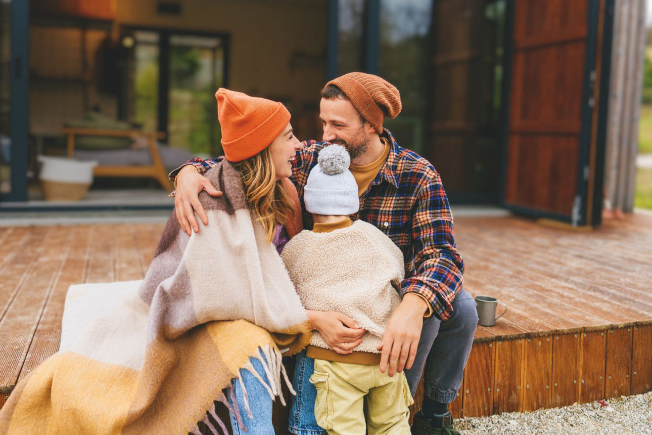 Mann, Frau und Kind in Umarmung