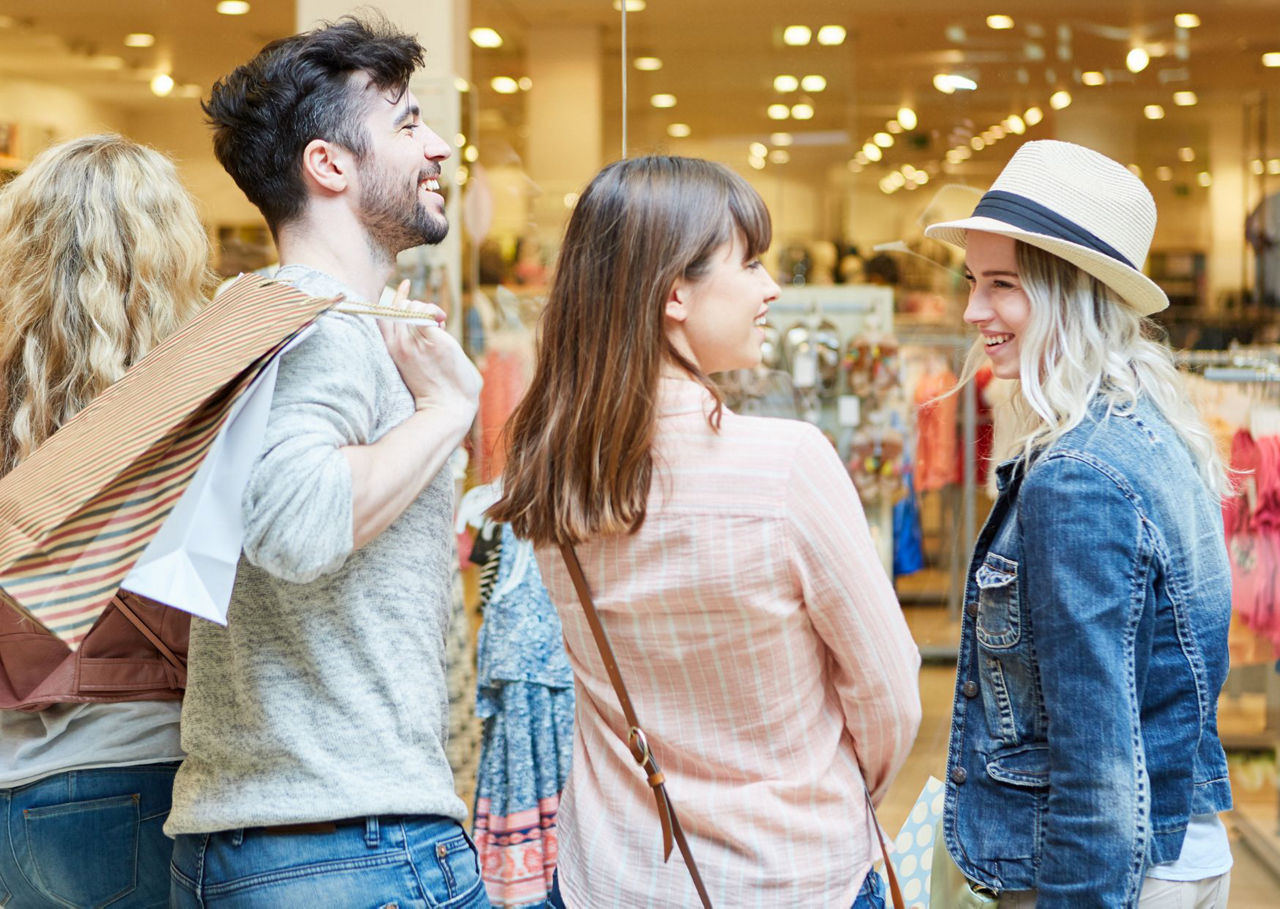 Vier jung Personen unterhalten sich im Shopping-Center