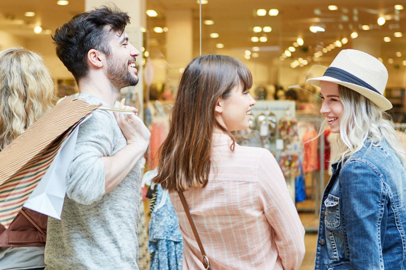 Vier jung Personen unterhalten sich im Shopping-Center