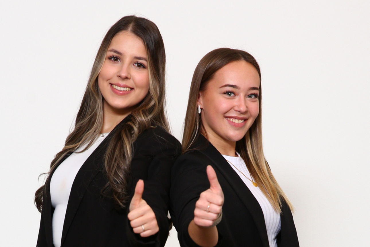 Lachende Frau mit Freunden