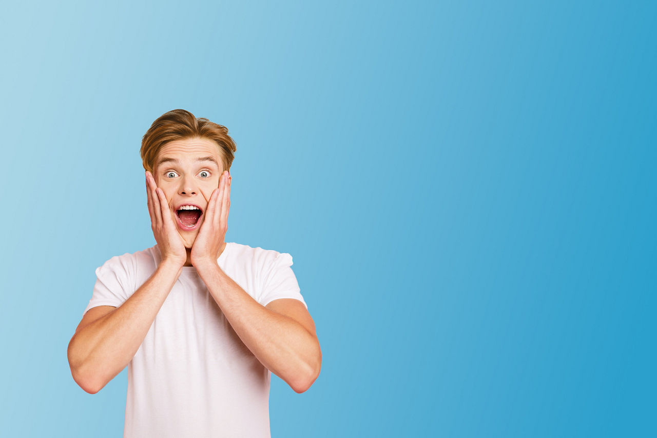 Abbildung eines jungen Erwachsenen, welcher die Hände an seinen Wangen hält und laut schreit