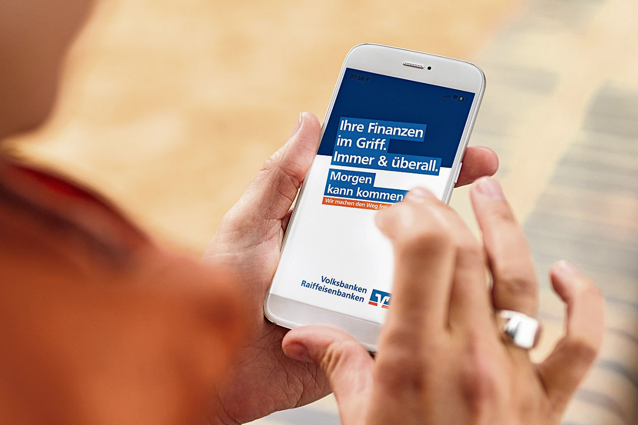 Frau hält Handy in der Hand