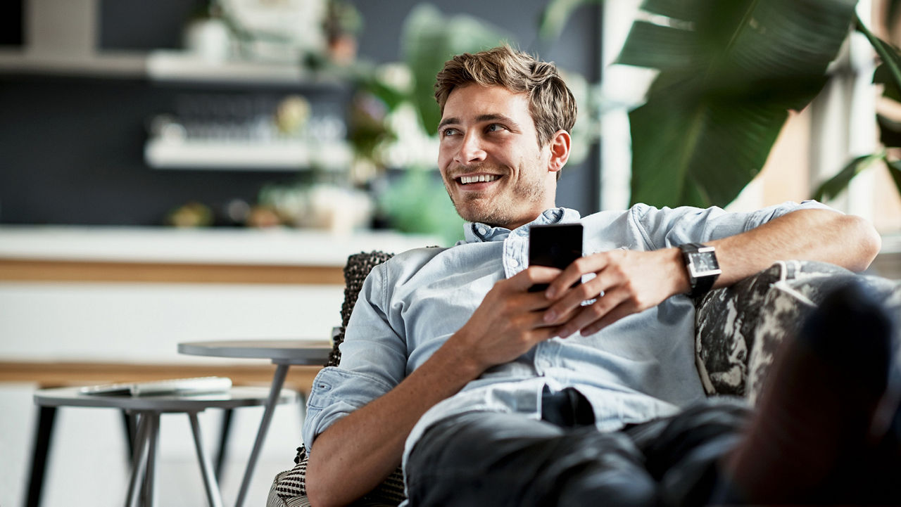 Mann auf dem Sofa schaut nach rechts