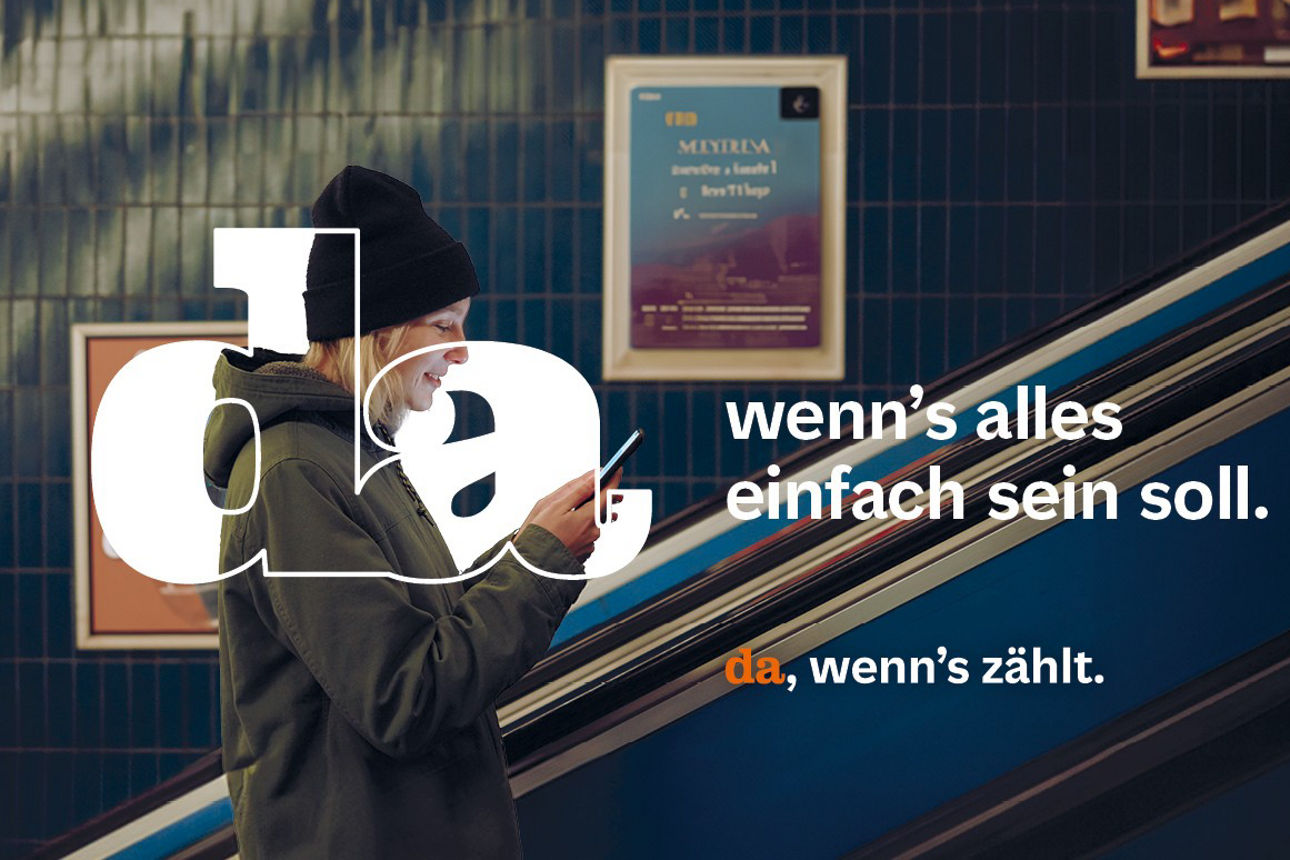 Frau auf Rolltreppe mit Handy in der Hand